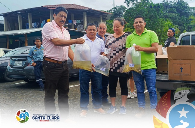 Entrega de 52.000 alevines a productores del cantón
