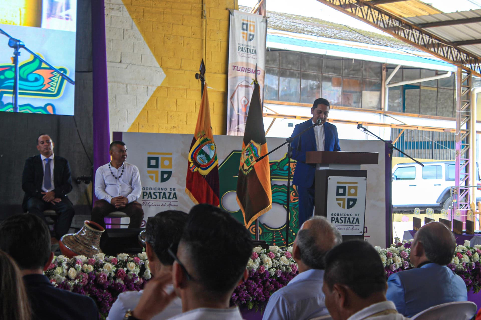 Desfile cívico en Pastaza