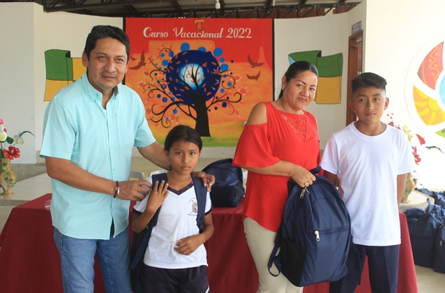Entrega de kits escolares a beneficiarios del proyecto